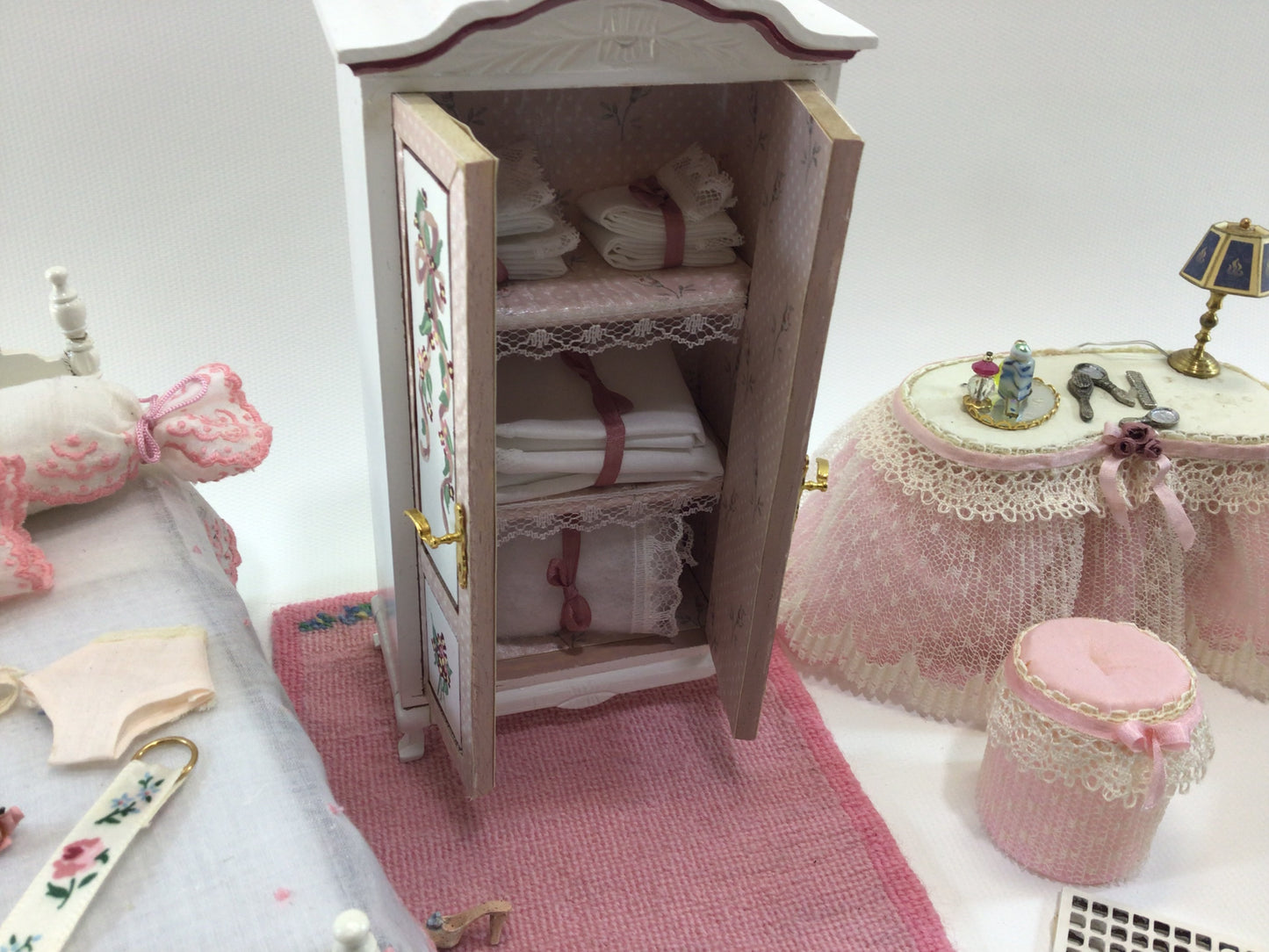 Miniature Dollhouse 1:12 Scale Bedroom Furniture and Accessories Set Collectible Toy Doll Display Pieces