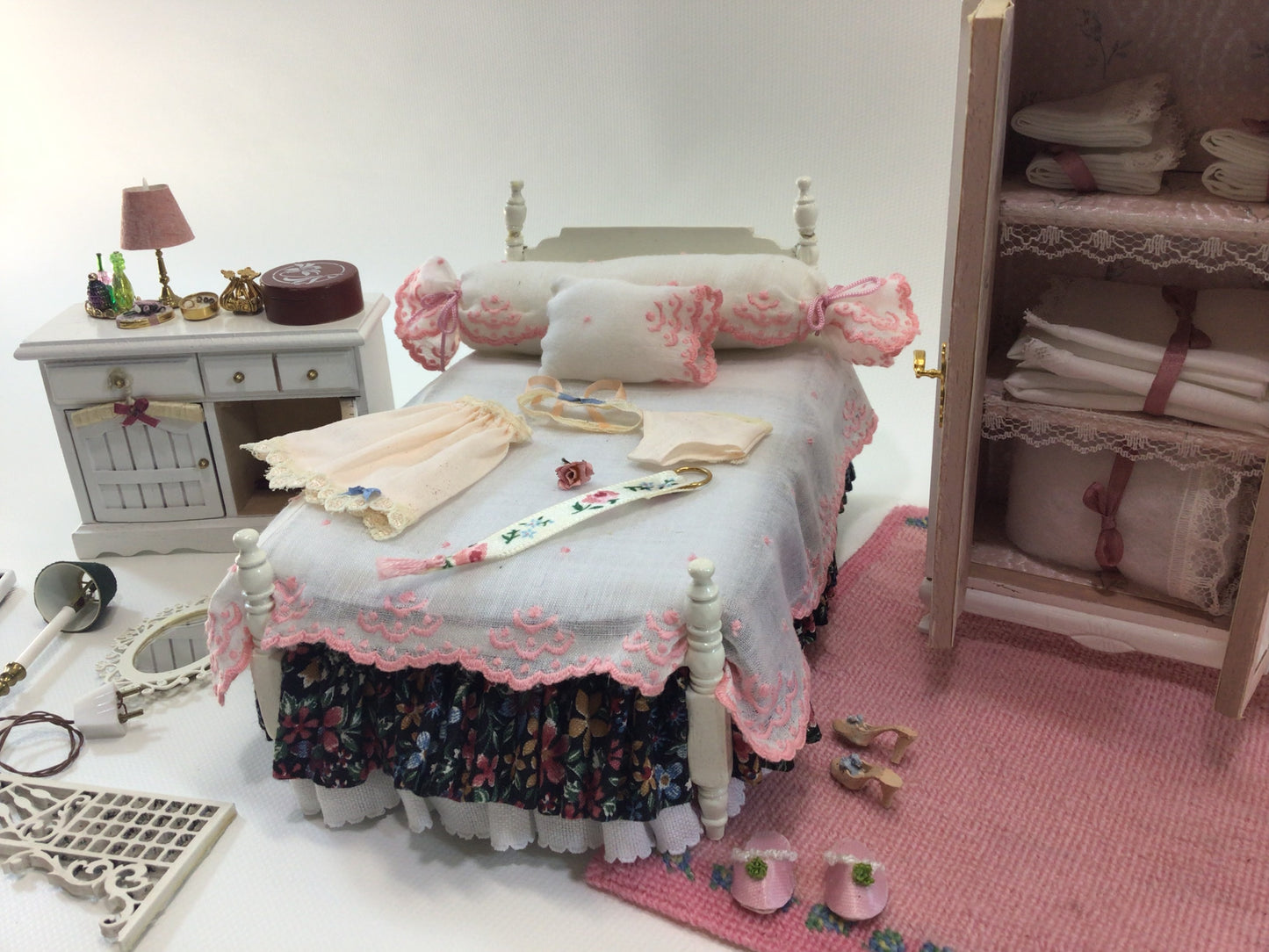 Miniature Dollhouse 1:12 Scale Bedroom Furniture and Accessories Set Collectible Toy Doll Display Pieces