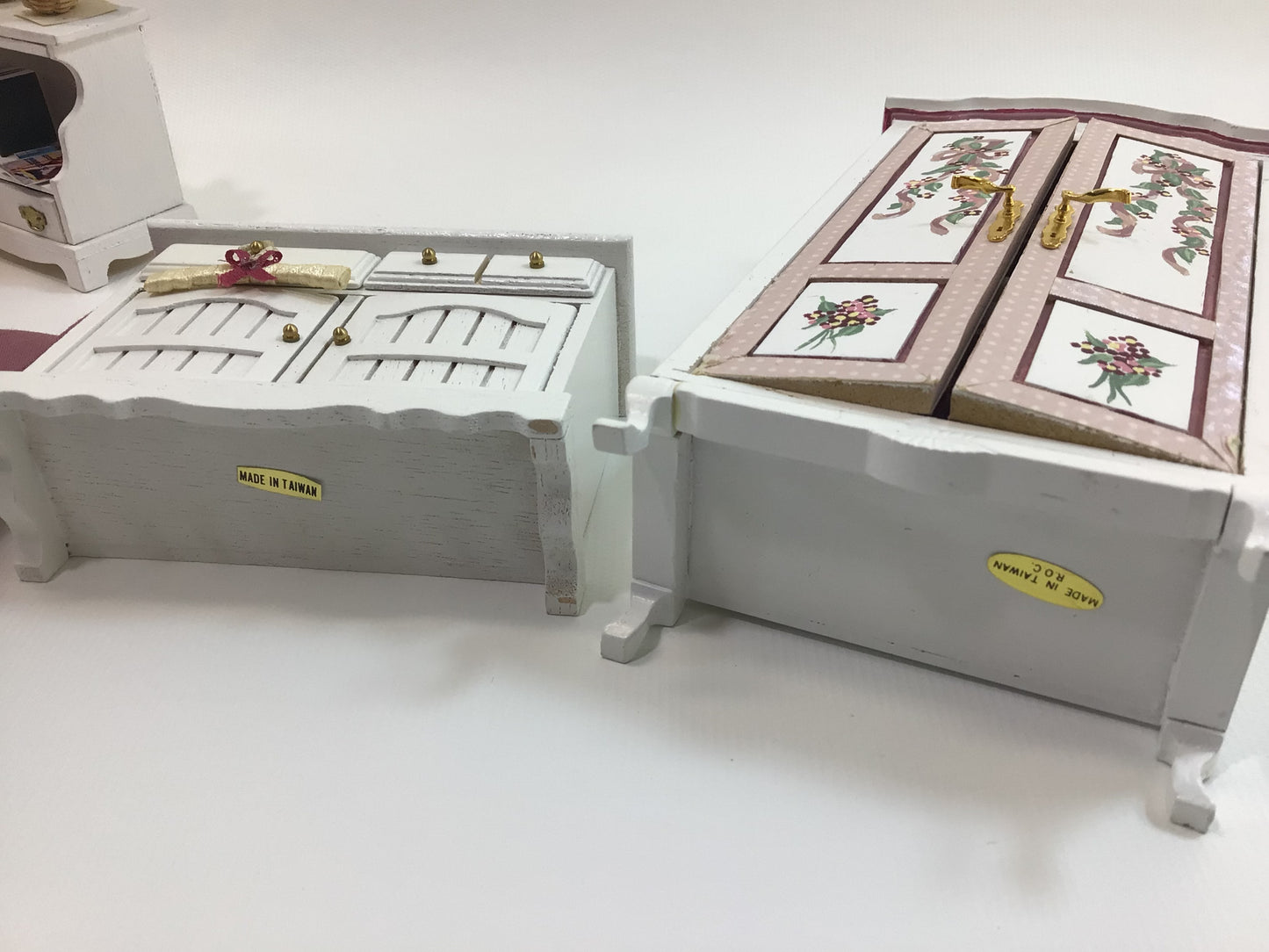 Miniature Dollhouse 1:12 Scale Bedroom Furniture and Accessories Set Collectible Toy Doll Display Pieces