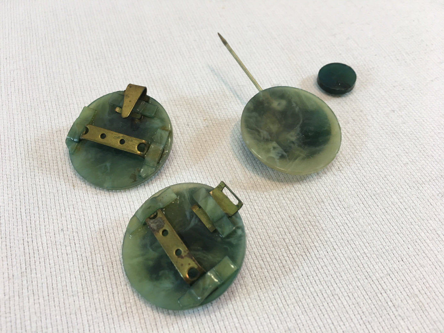 Vintage Art Deco Stick Pin Shawl Sweater Clasp Closure Accessories Set Green Plastic Modern Design Round Stacked Circles