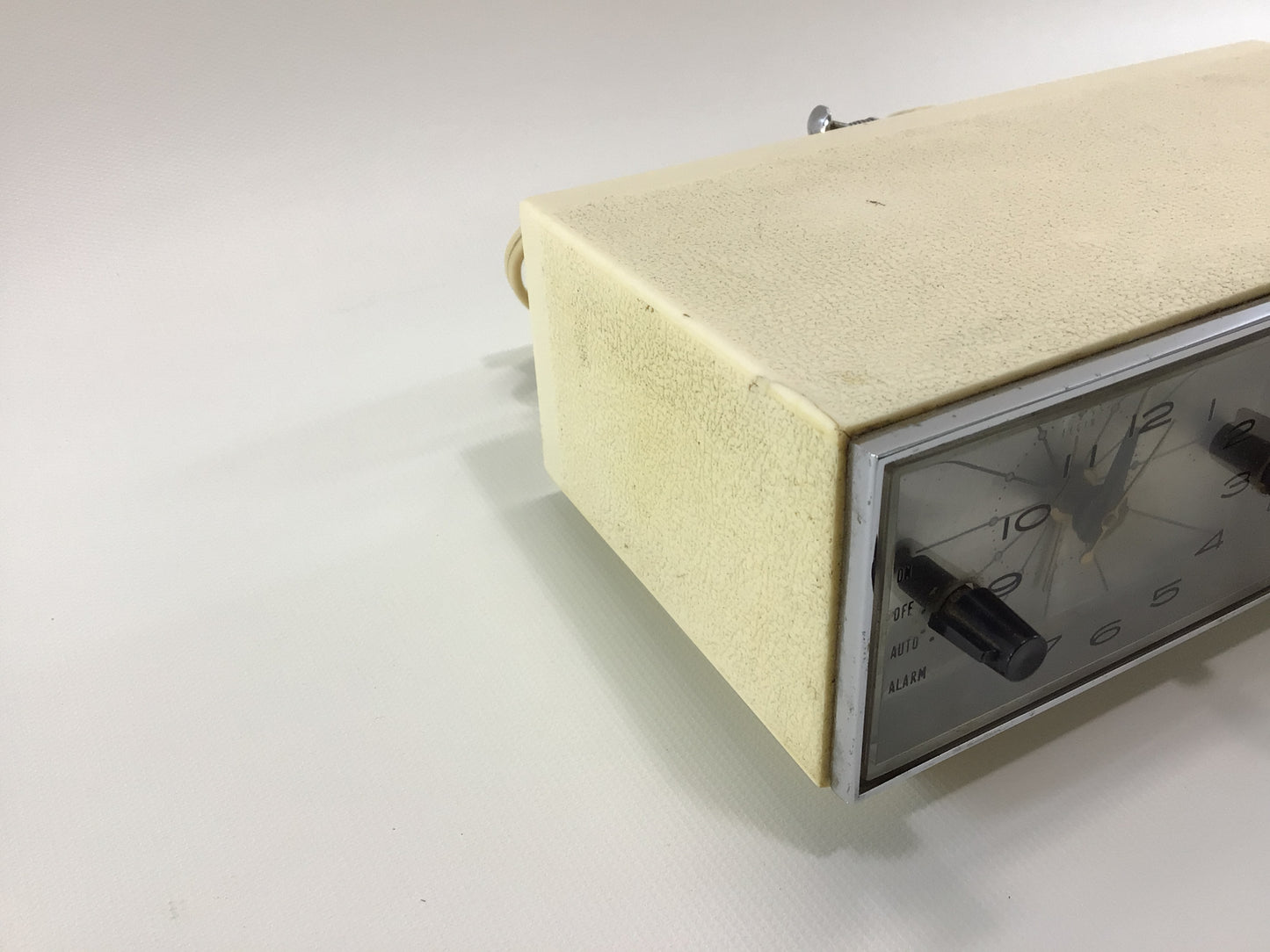 Elgin AM FM 12 Transistor Alarm Clock Radio Model R-1900 Mid Century Analog Electronics Gadget