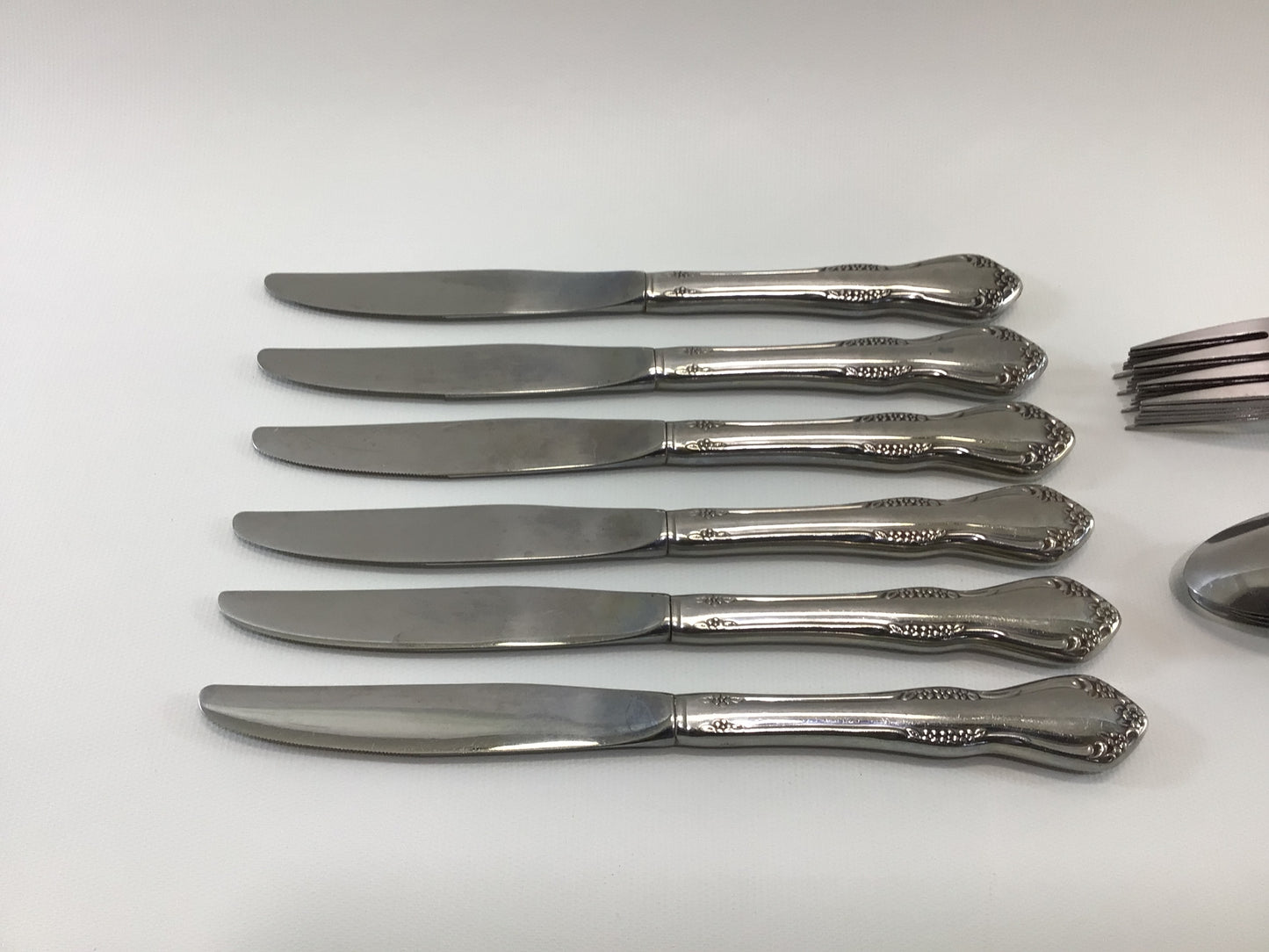 Flatware 18 Piece 6 Place Setting Vintage Quality Made Oneida Ltd Rogers Deluxe Stainless Salad Forks Spoons Dinner Knives