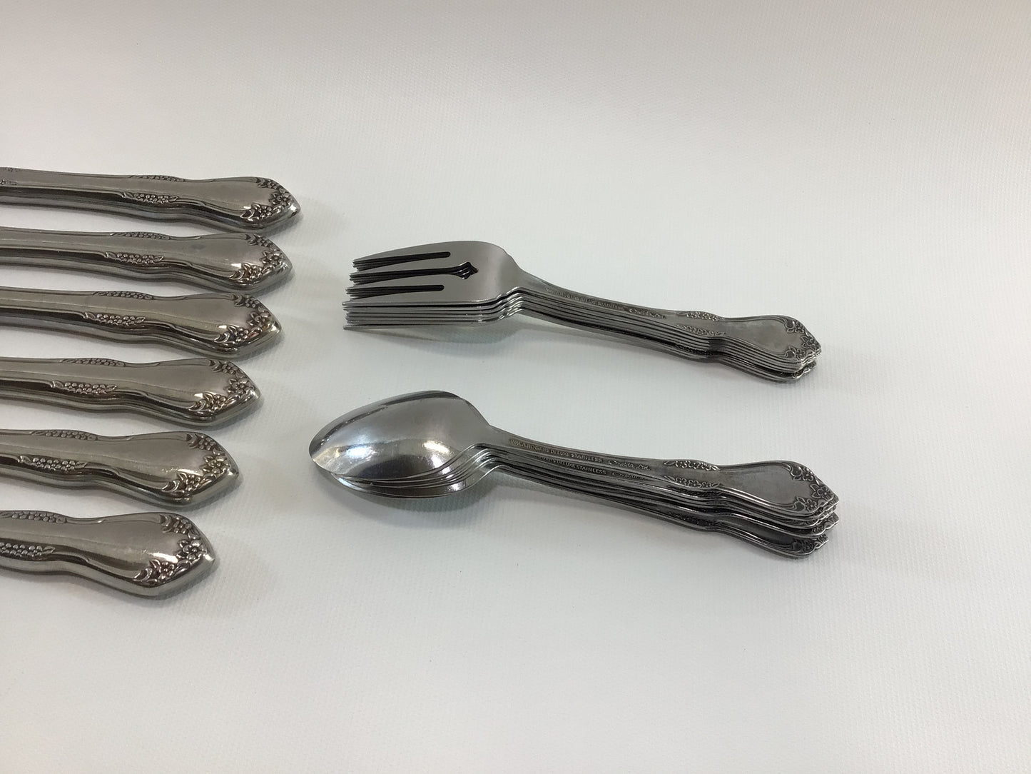 Flatware 18 Piece 6 Place Setting Vintage Quality Made Oneida Ltd Rogers Deluxe Stainless Salad Forks Spoons Dinner Knives