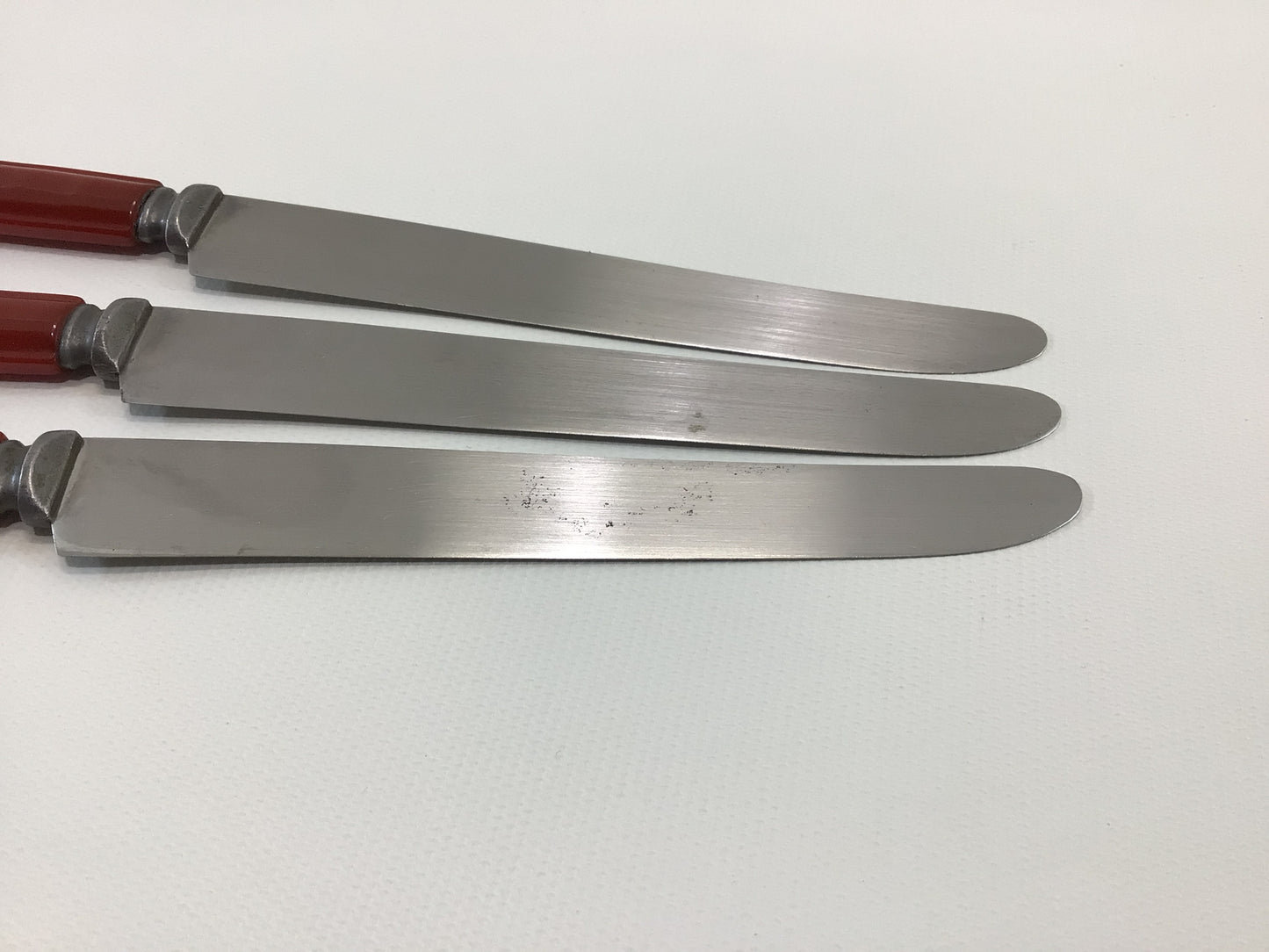Red Bakelite Handle Butter Knives 3 Vintage Quality Made Stainless Steel Flatware