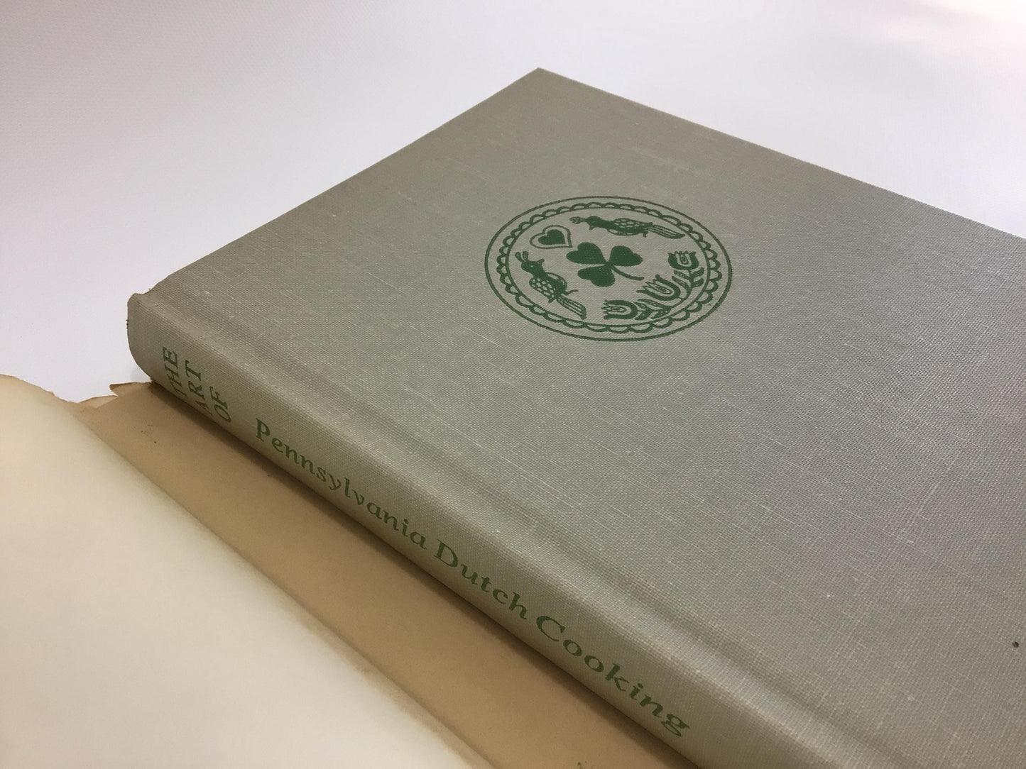 Vintage Cookbook The Art of Pennsylvania Dutch Cooking Copyright 1968 by Edna Eby Heller