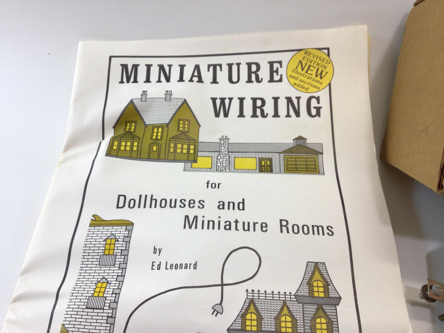 Dollhouse / Diorama Lighting Kit 2 Light Bulb Vintage Incandescent Tech by Illinois Hobbycraft