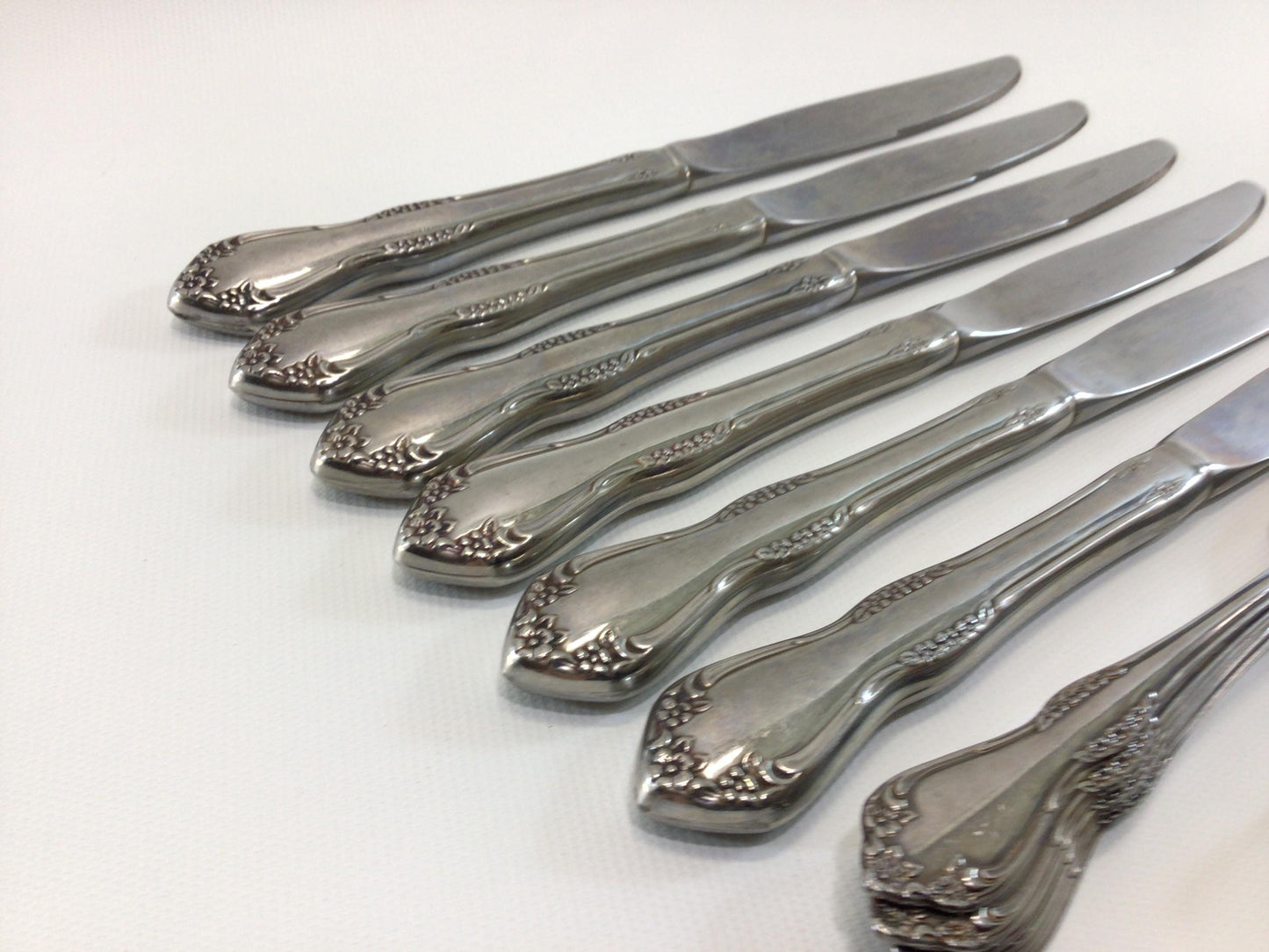 Flatware 18 Piece 6 Place Setting Vintage Quality Made Oneida Ltd Rogers Deluxe Stainless Salad Forks Spoons Dinner Knives