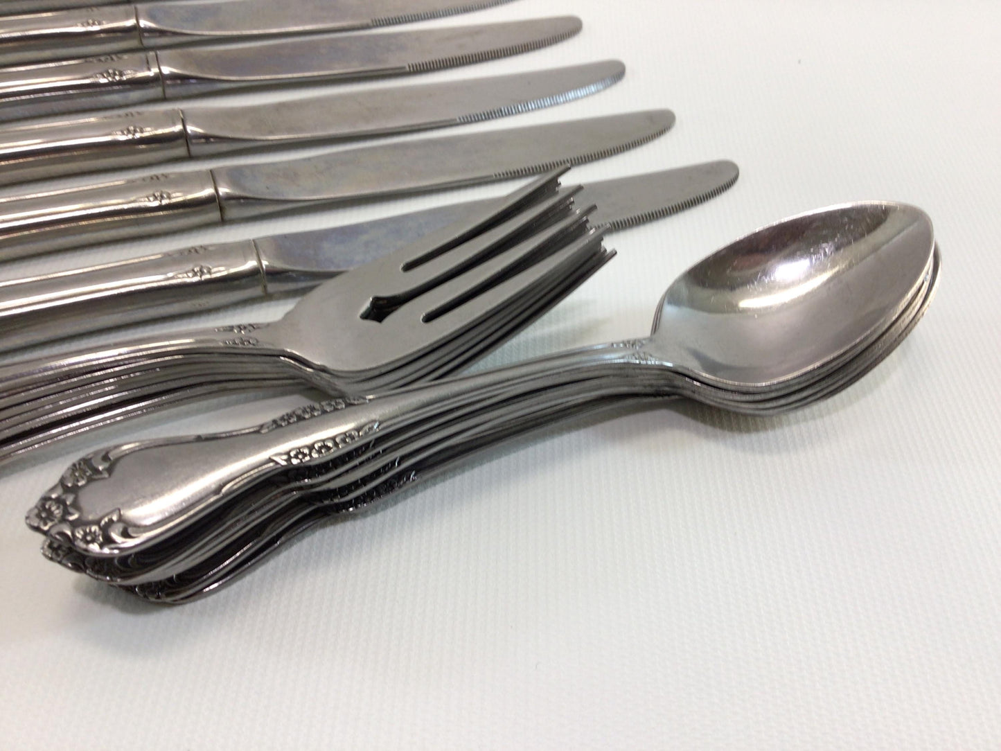Flatware 18 Piece 6 Place Setting Vintage Quality Made Oneida Ltd Rogers Deluxe Stainless Salad Forks Spoons Dinner Knives