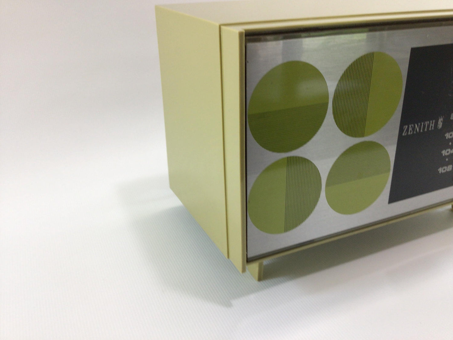 Zenith Solid State AM FM Radio Avocado Green Model S-14037 Retro Kitchen Countertop Vintage Audio Electronics