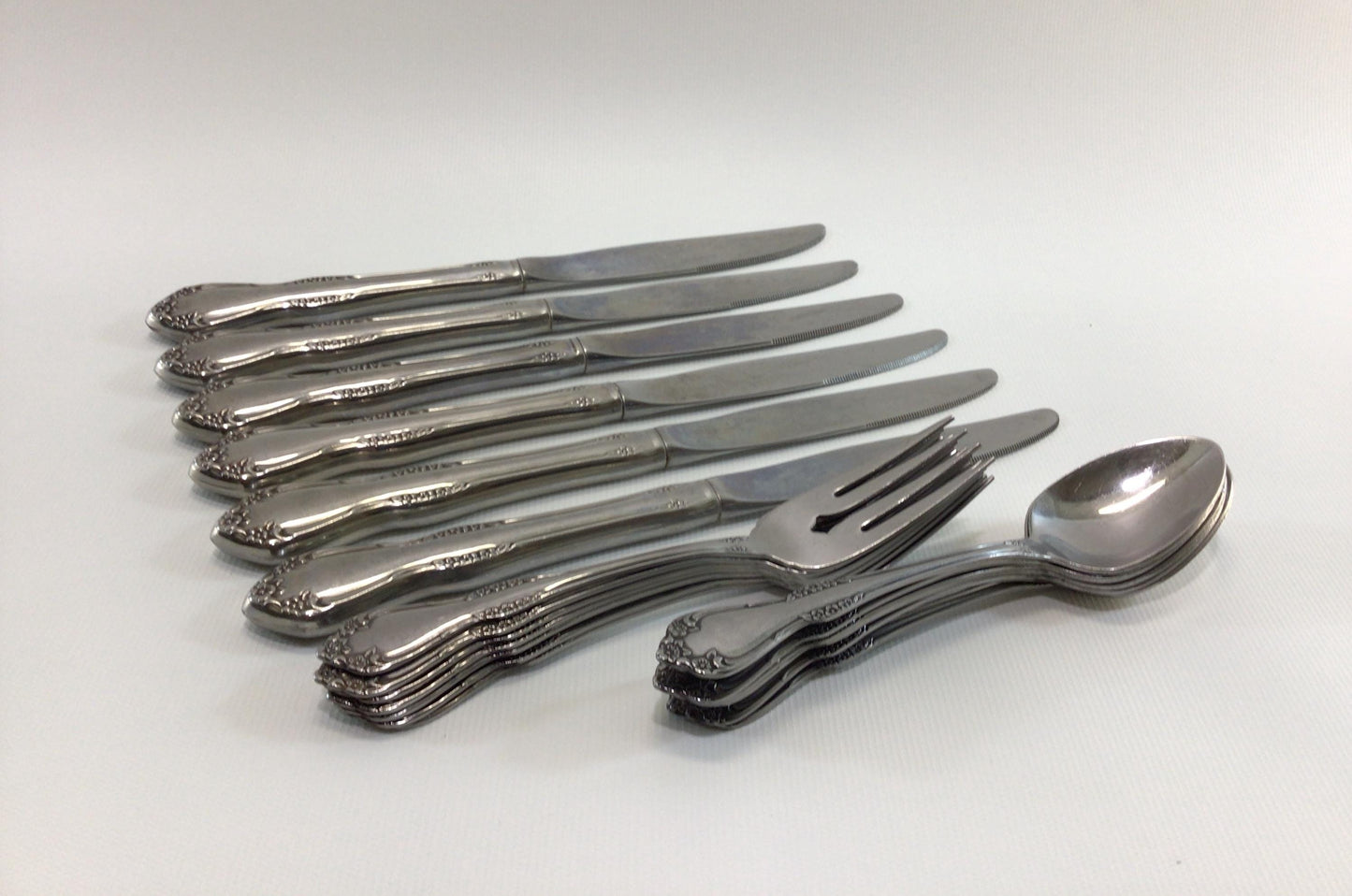 Flatware 18 Piece 6 Place Setting Vintage Quality Made Oneida Ltd Rogers Deluxe Stainless Salad Forks Spoons Dinner Knives