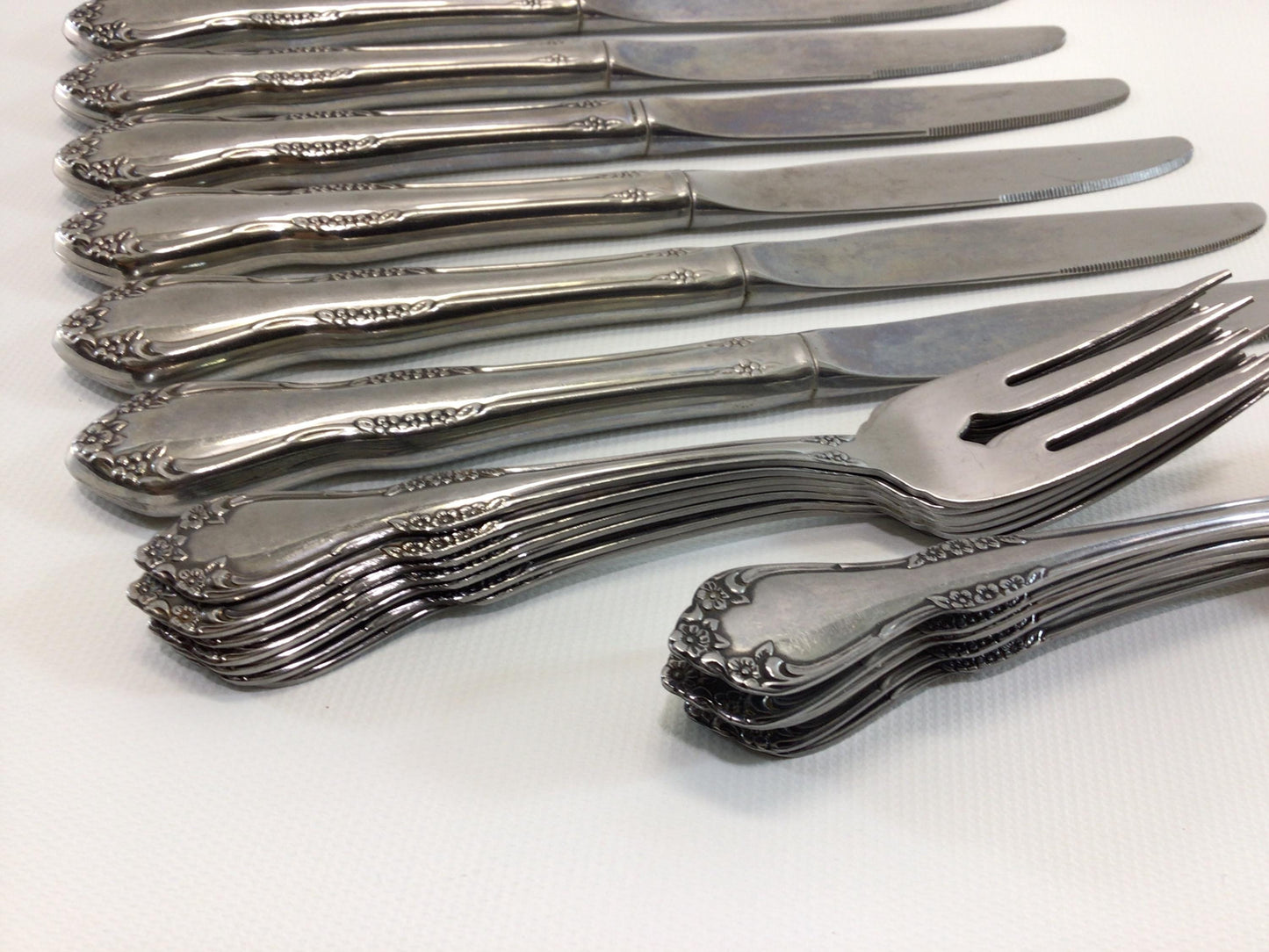 Flatware 18 Piece 6 Place Setting Vintage Quality Made Oneida Ltd Rogers Deluxe Stainless Salad Forks Spoons Dinner Knives