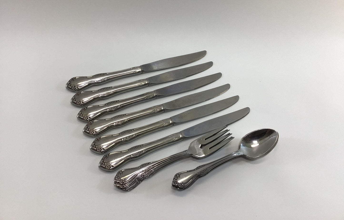 Flatware 18 Piece 6 Place Setting Vintage Quality Made Oneida Ltd Rogers Deluxe Stainless Salad Forks Spoons Dinner Knives