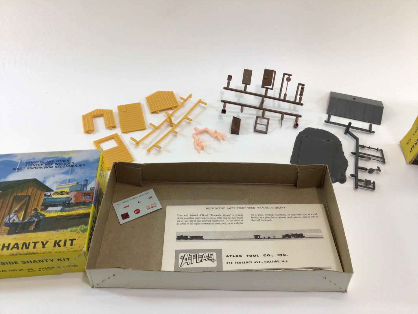 Atlas HO Scale Model Railroad Kits 701 and 702 Vintage Miniature Modeling Elevated Gate Tower and Shanty
