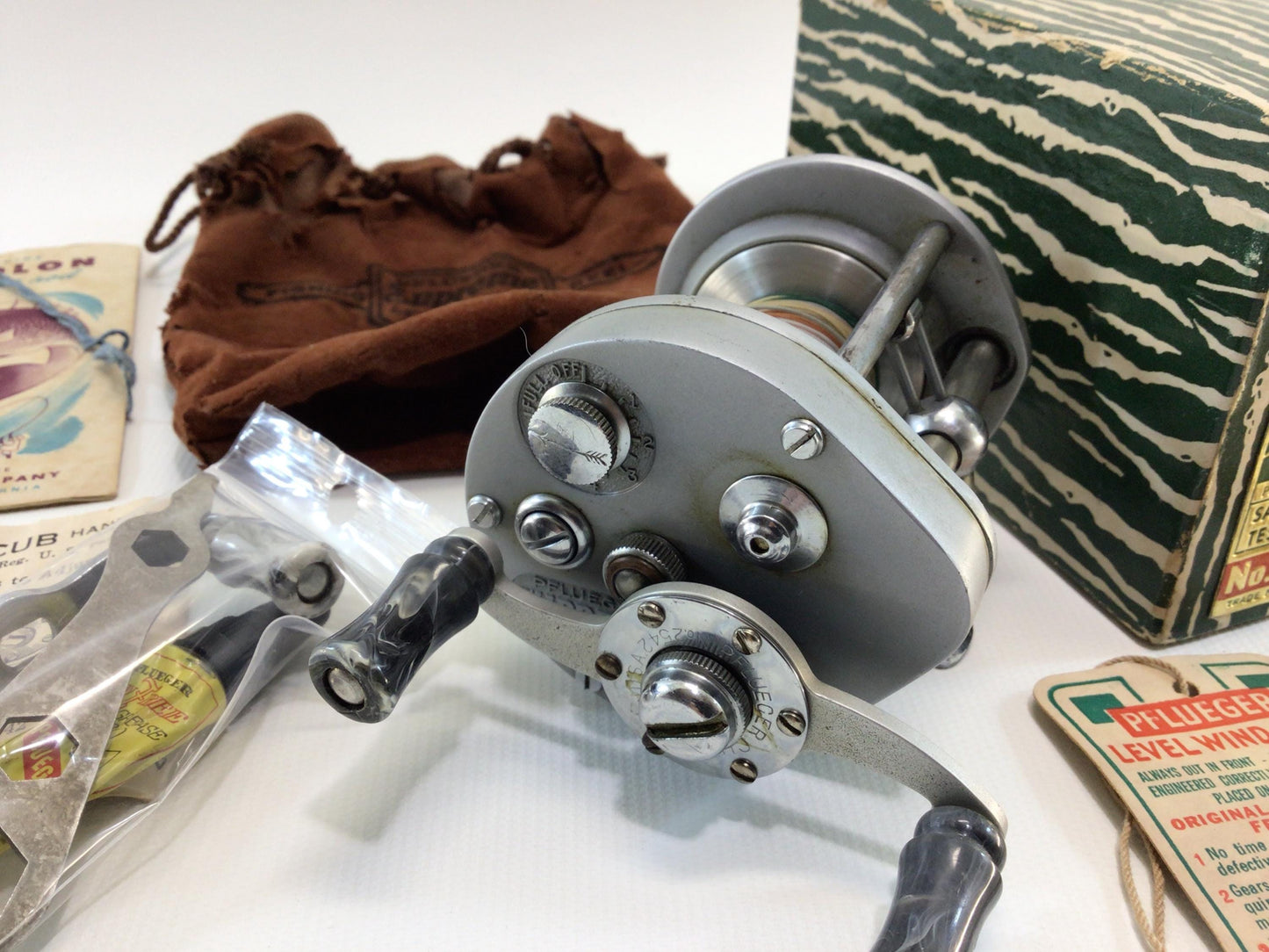 Pflueger Supreme Model 1573 Baitcasting Reel Vintage Fishing Tackle Outdoor Sporting Equipment