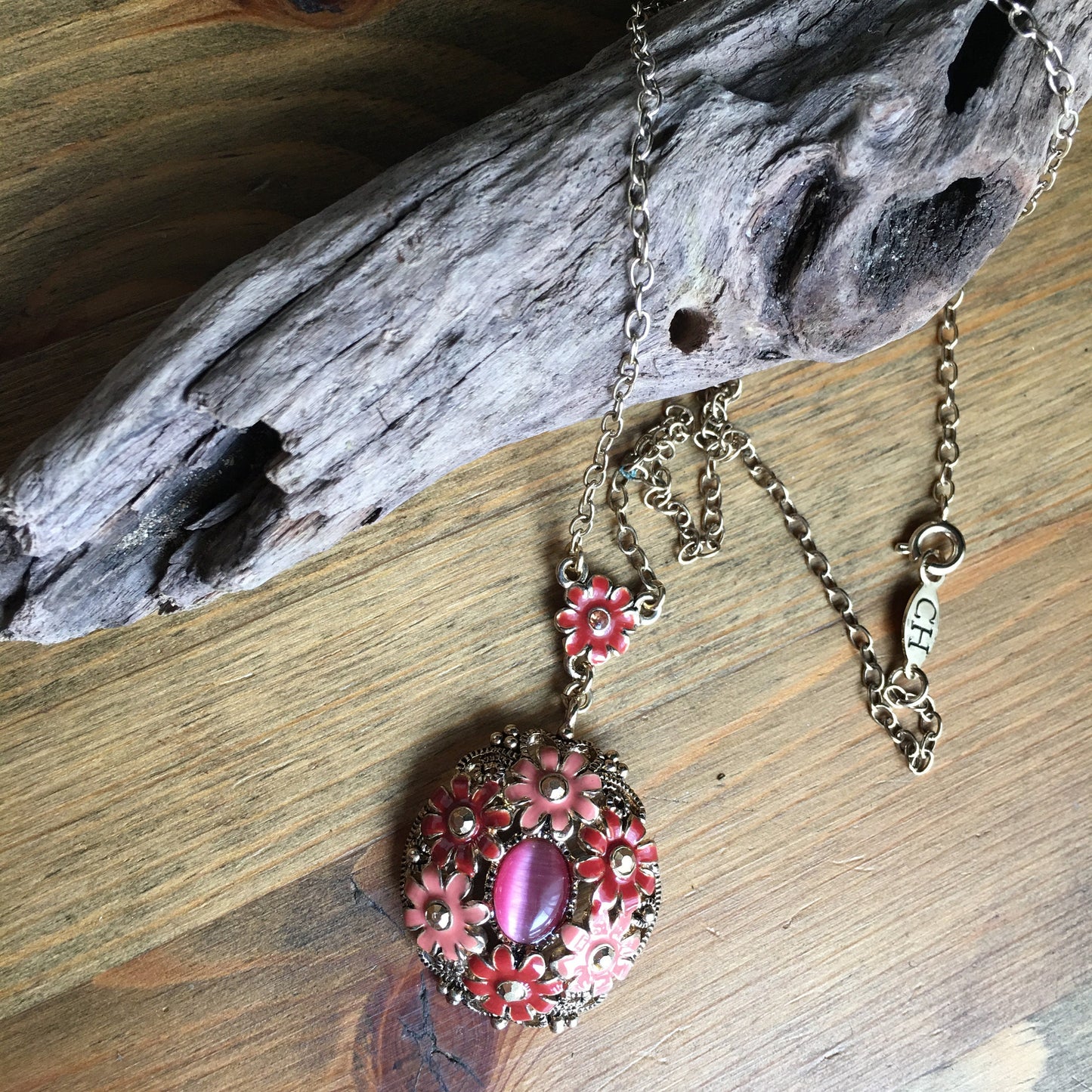 Carolina Herrera Gold Tone Pink Cat's Eye Enamel Flowers Necklace (BD103)