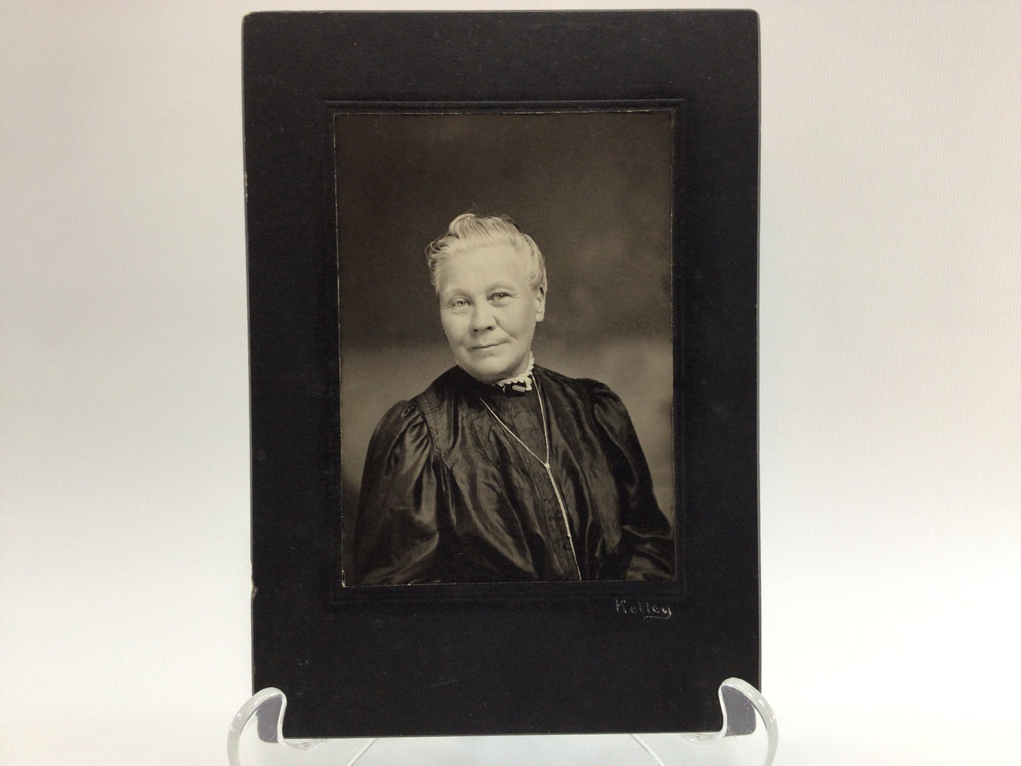Edwardian era Kelly Photographer Cabinet Card Photo Adorable Elderly Woman