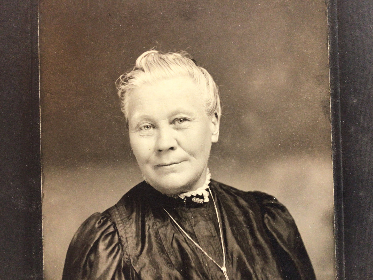 Edwardian era Kelly Photographer Cabinet Card Photo Adorable Elderly Woman