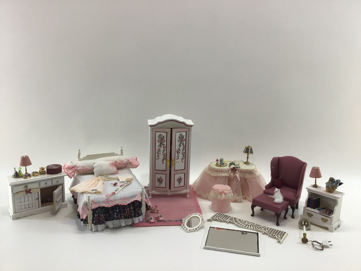 Miniature Dollhouse 1:12 Scale Bedroom Furniture and Accessories Set Collectible Toy Doll Display Pieces