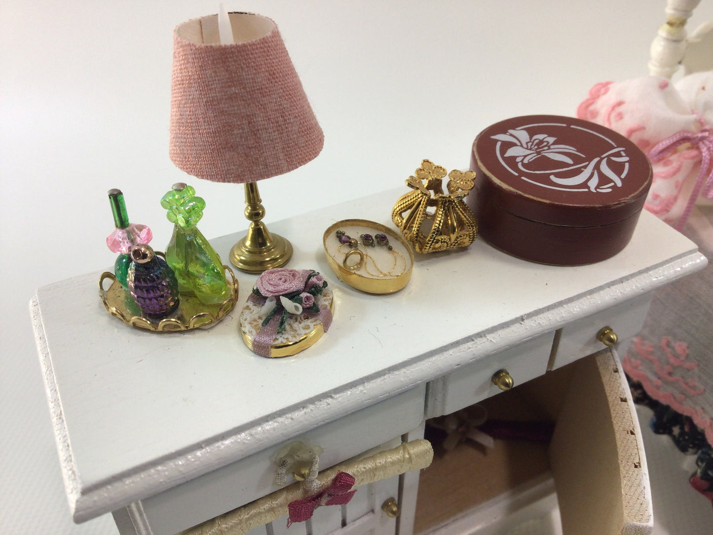 Miniature Dollhouse 1:12 Scale Bedroom Furniture and Accessories Set Collectible Toy Doll Display Pieces