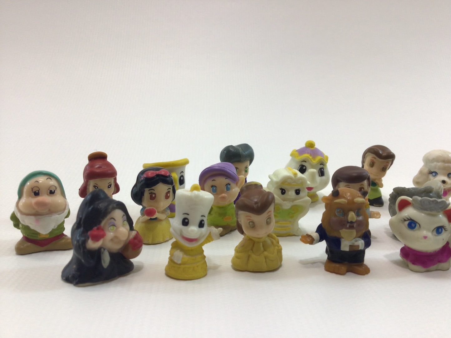 Blip Toys Squinkies Lot of 20 Minifigures Disney Snow White and Assorted Others