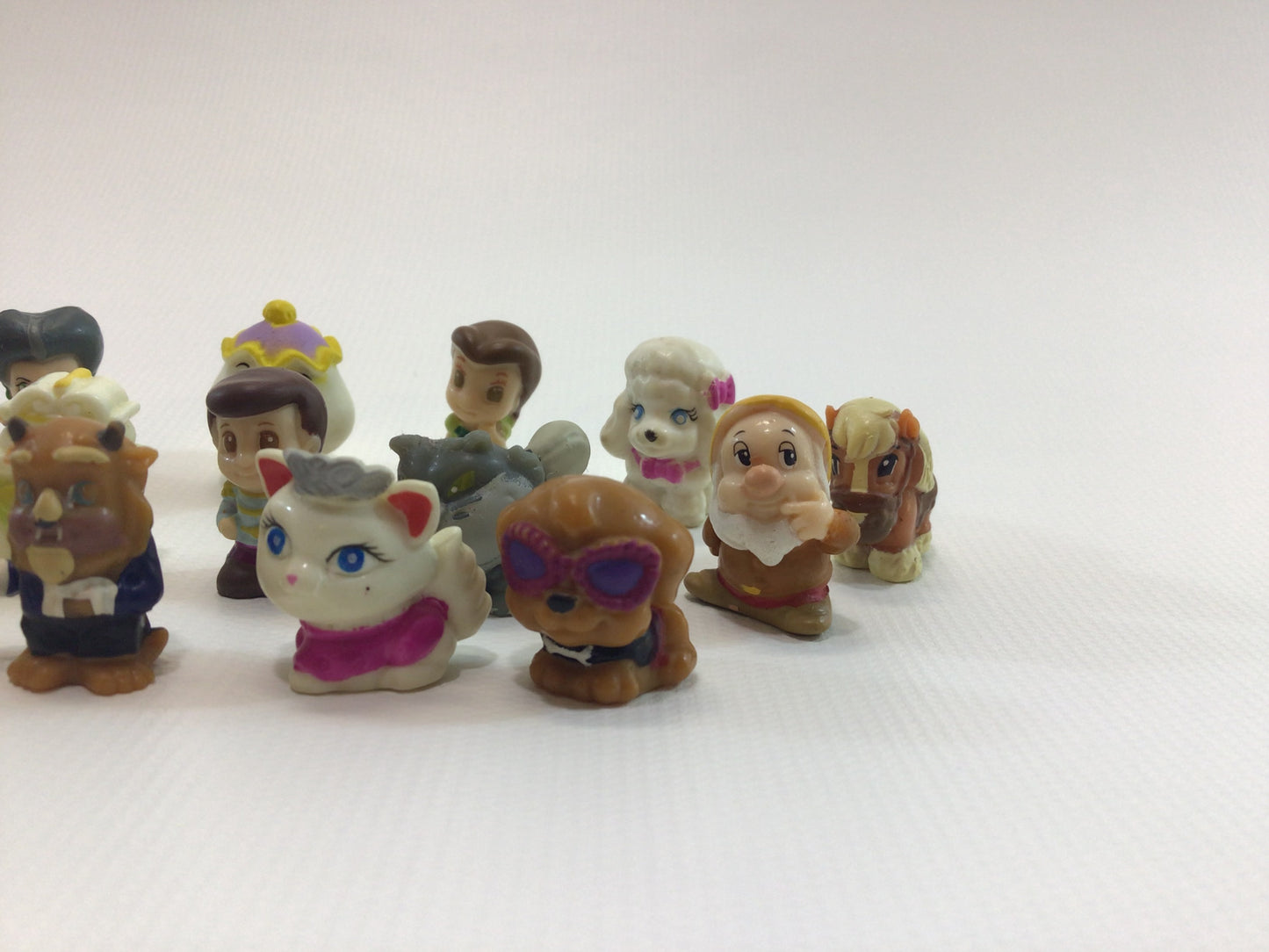 Blip Toys Squinkies Lot of 20 Minifigures Disney Snow White and Assorted Others