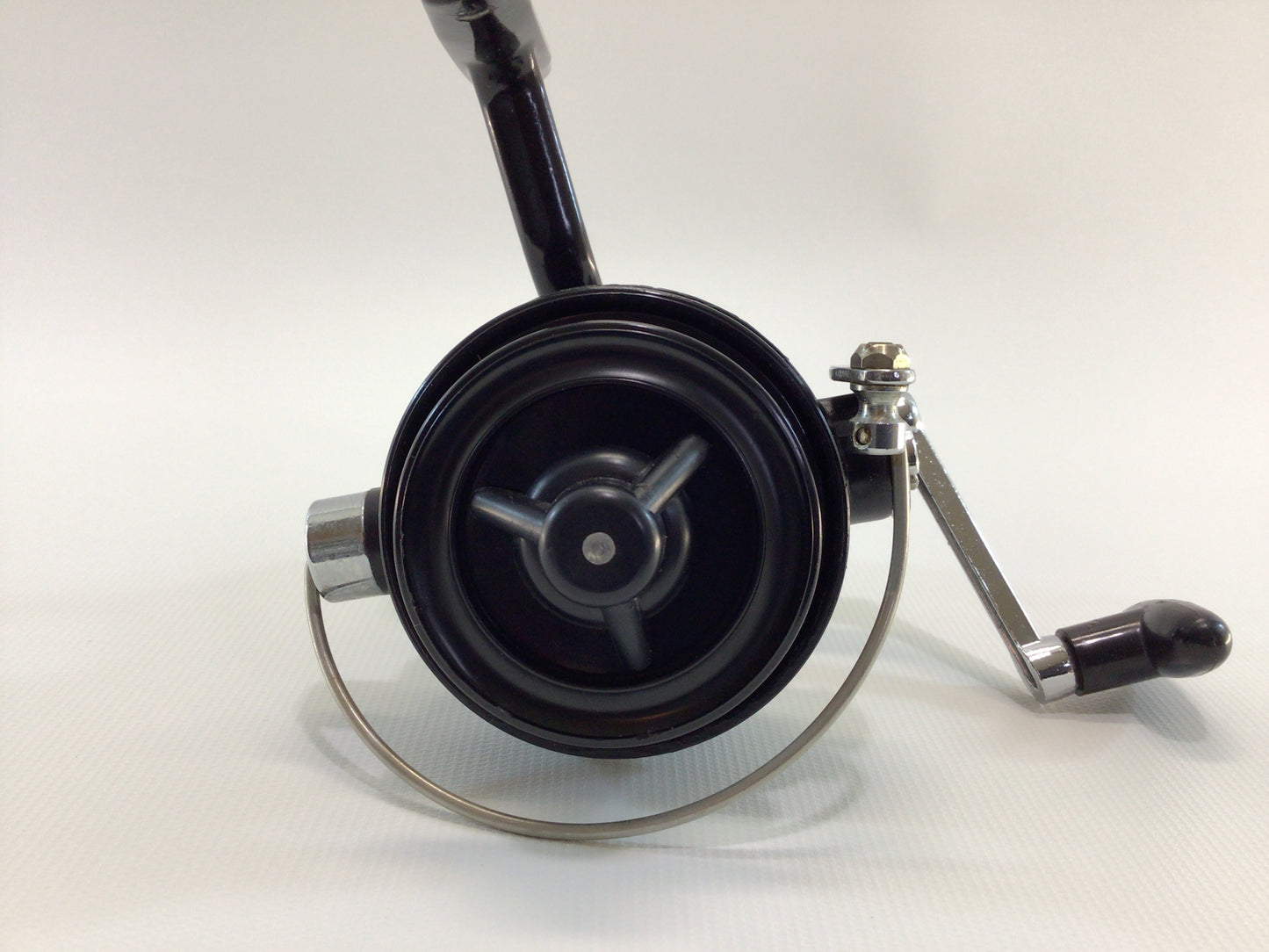 Gladding 2202 Spinning Reel Vintage Made in Hong Kong Outdoor Sporting Equipment Fishing Tackle