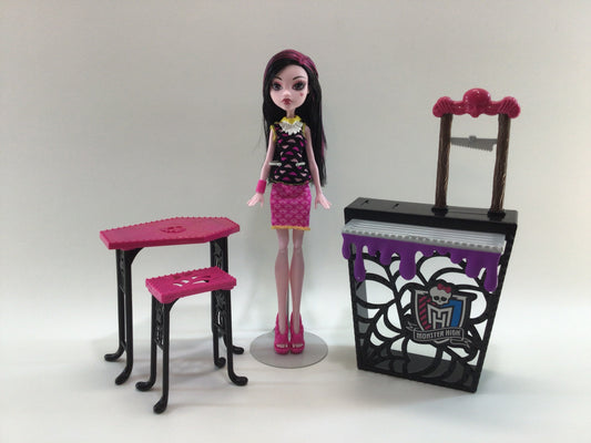 Monster High Draculaura Fashion Doll 2015 Beast Bites Cafe