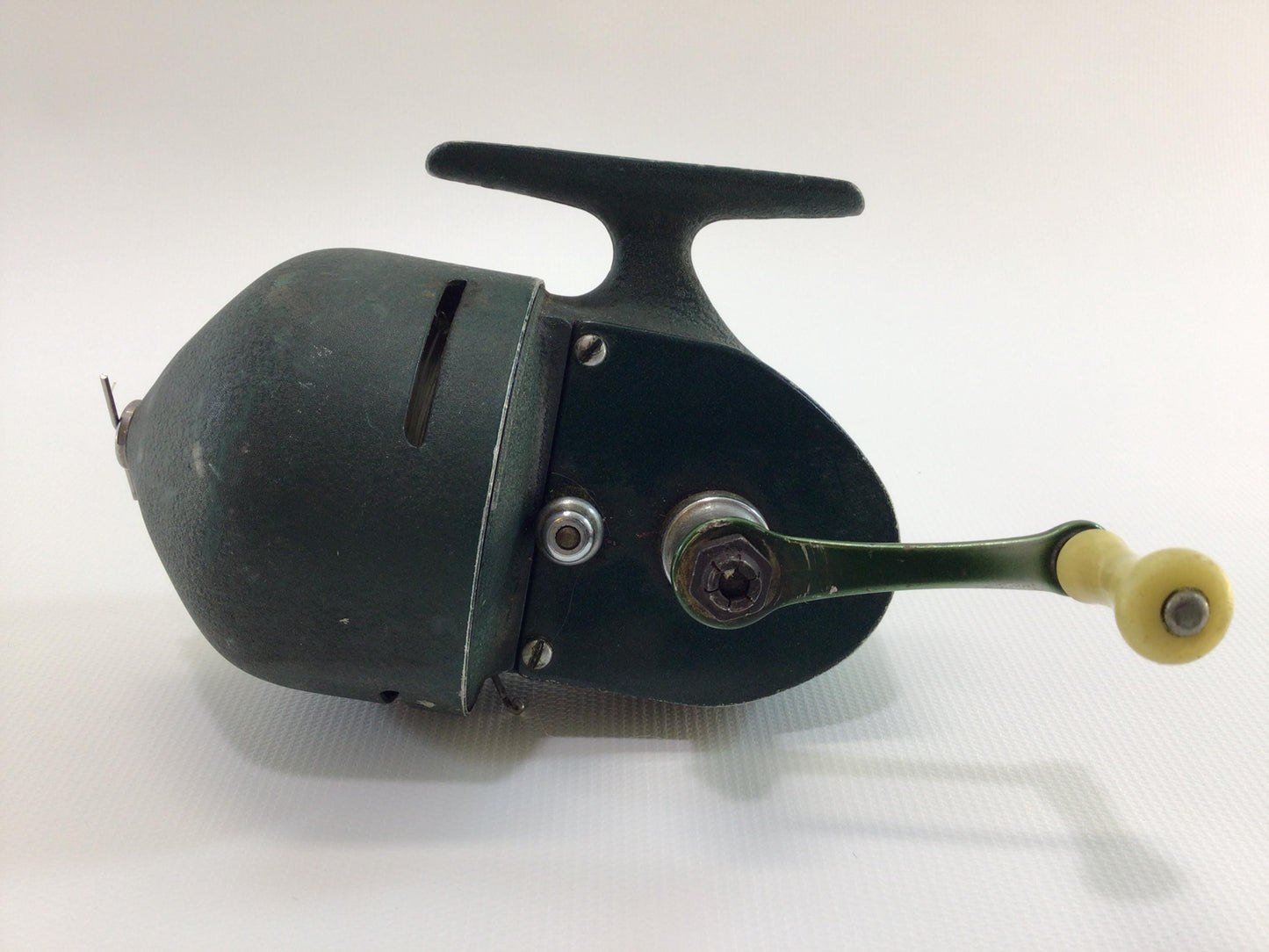 Shakespeare Wondereel 1745 Spincast Reel Fishing Tackle Vintage Outdoor Sporting Equipment