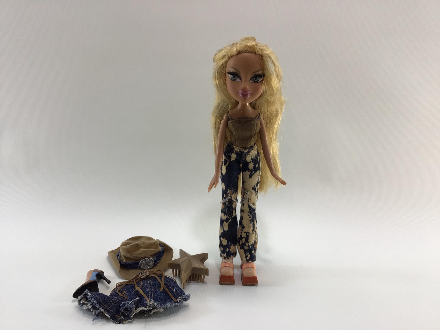 Bratz 2005 Wild Wild West Fianna 1st Edition Vintage MGA Fashion Doll with Incomplete Accessories