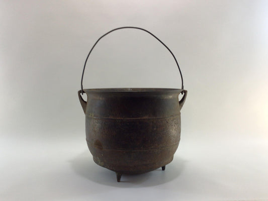 Cast Iron Footed No. 8 Bean Pot with Gate Mark Antique Country Kitchen Farmhouse Decor