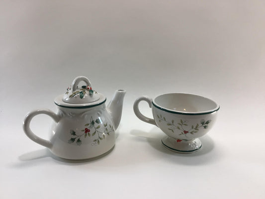 Teapot and Teacup Set Pfaltzgraff Single Serve Stacking Winterberry Christmas Pattern Vintage Holiday Decor