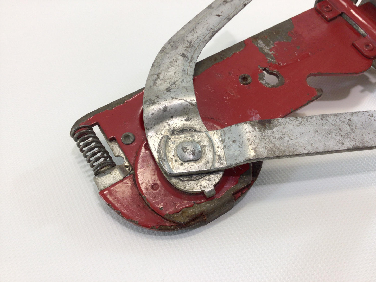 Red Dazey Speedo Can Opener No 64 Vintage Farmhouse Country Kitchen Wall Mount Hand Tool Utensil