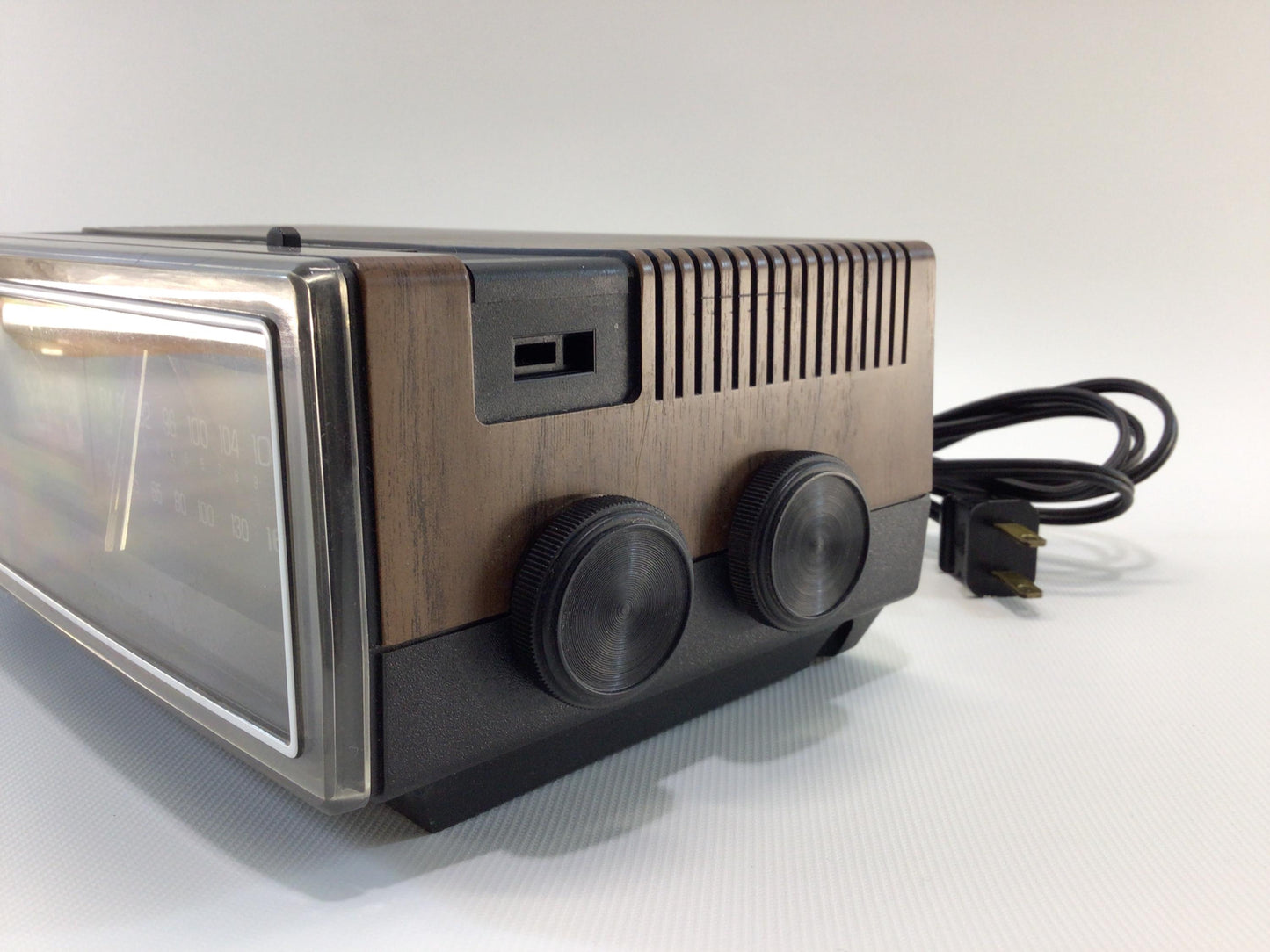 General Electric GE Flip Alarm Clock AM/FM Radio Model 7-4305C Vintage Electronics Device