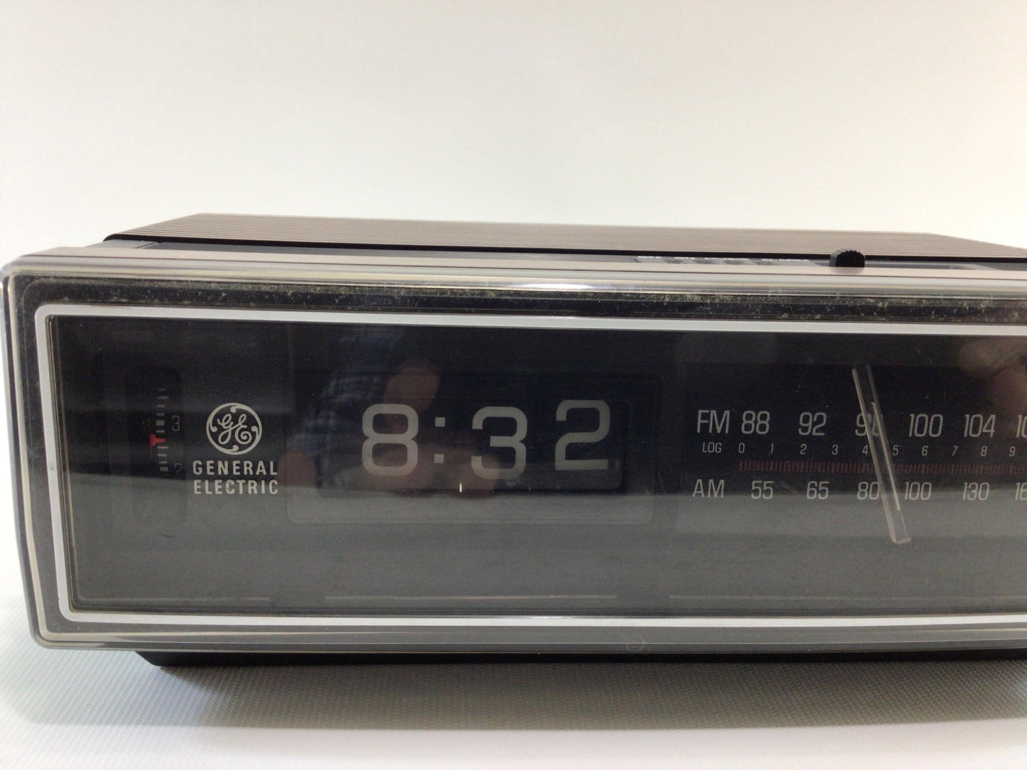 General Electric GE Flip Alarm Clock AM/FM Radio Model 7-4305C Vintage Electronics Device