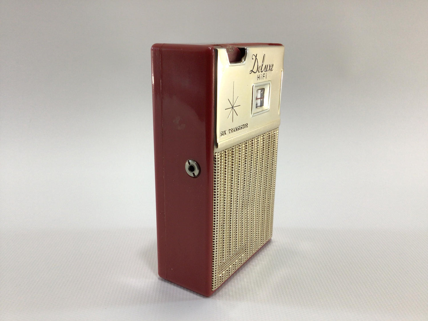 Vintage 6 Transistor Pocket AM Radio Valiant Deluxe HiFi Model TR-682 Analog Audio Electronics - Nonworking Parts Repair Display