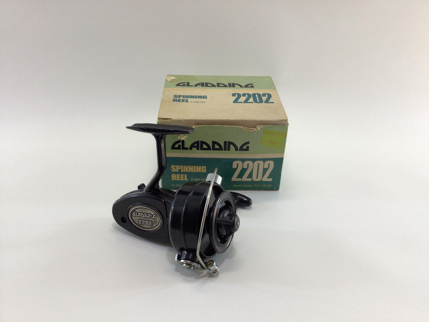 Gladding 2202 Spinning Reel Vintage Made in Hong Kong Outdoor Sporting Equipment Fishing Tackle