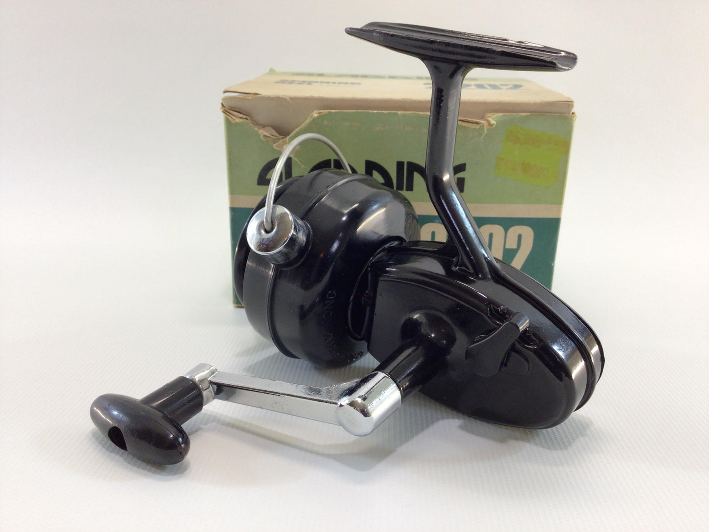 Gladding 2202 Spinning Reel Vintage Made in Hong Kong Outdoor Sporting Equipment Fishing Tackle