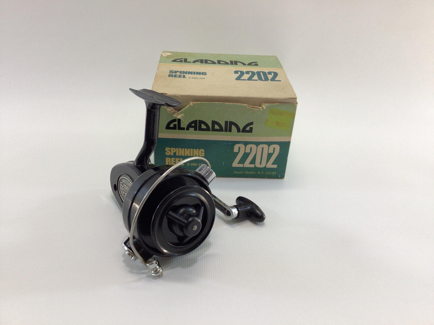 Gladding 2202 Spinning Reel Vintage Made in Hong Kong Outdoor Sporting Equipment Fishing Tackle