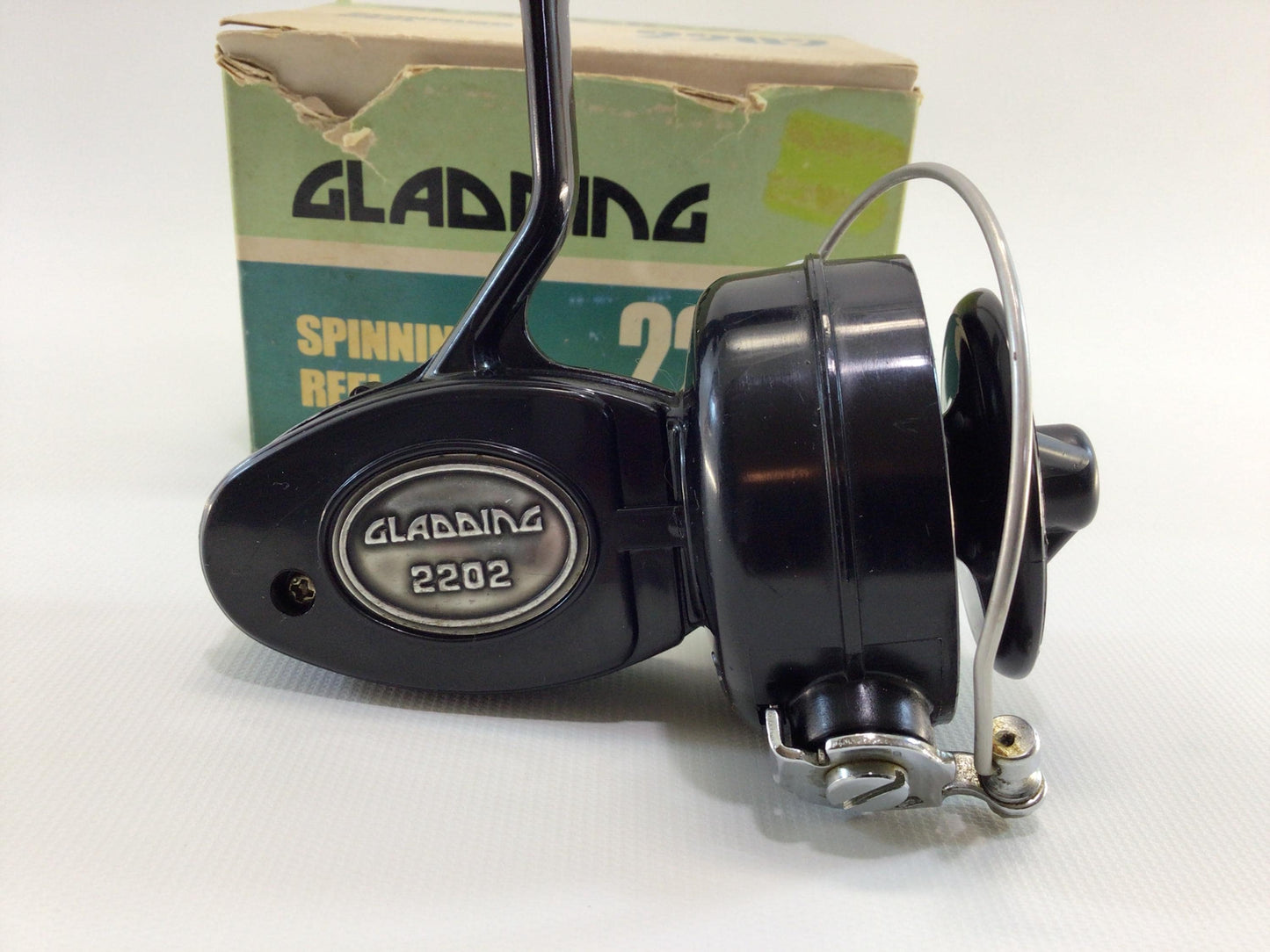 Gladding 2202 Spinning Reel Vintage Made in Hong Kong Outdoor Sporting Equipment Fishing Tackle
