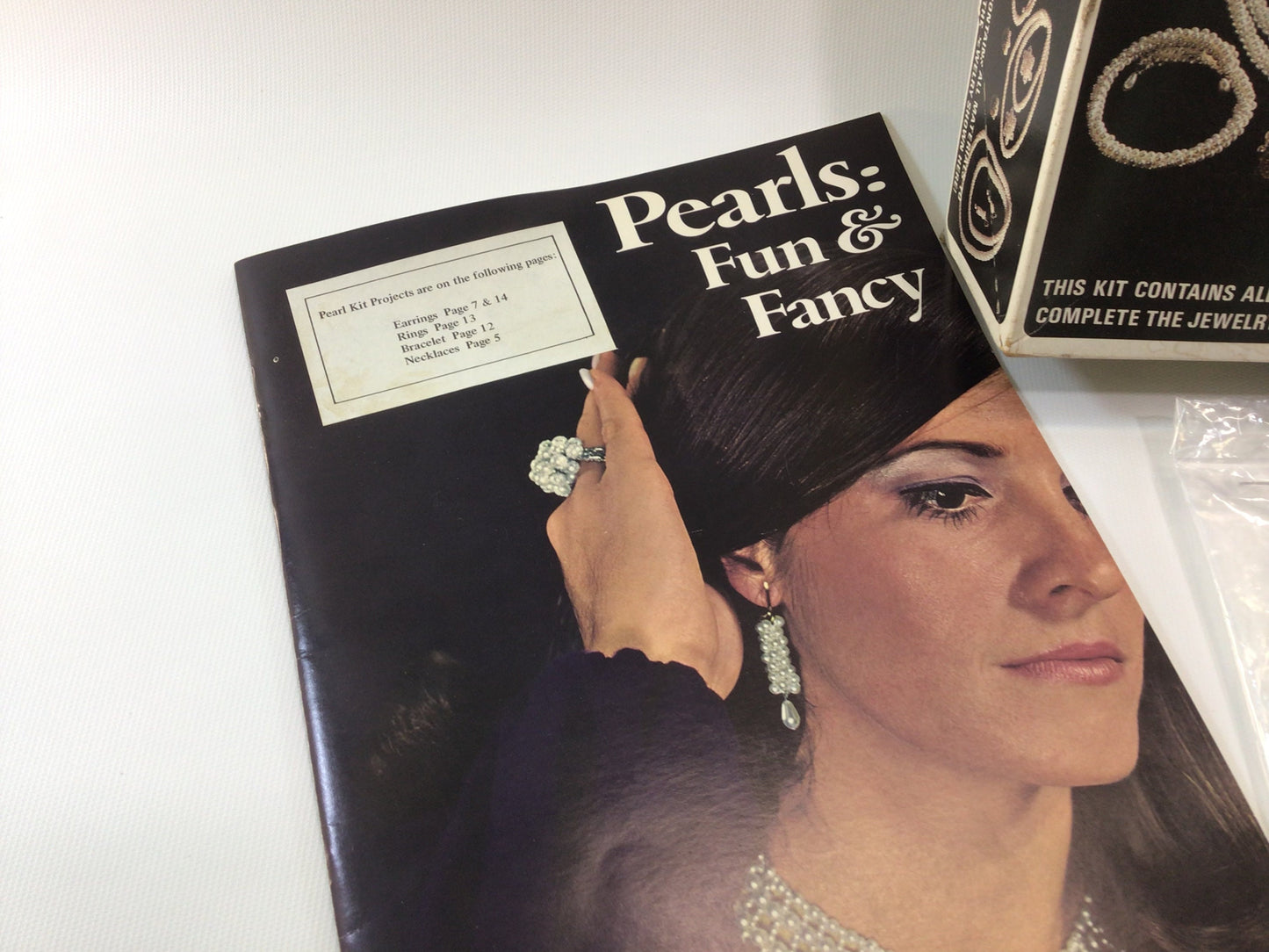 Pearl Necklace Kit Fun & Fancy Retro 70's Fashion Vintage Costume Jewelry Craft Box