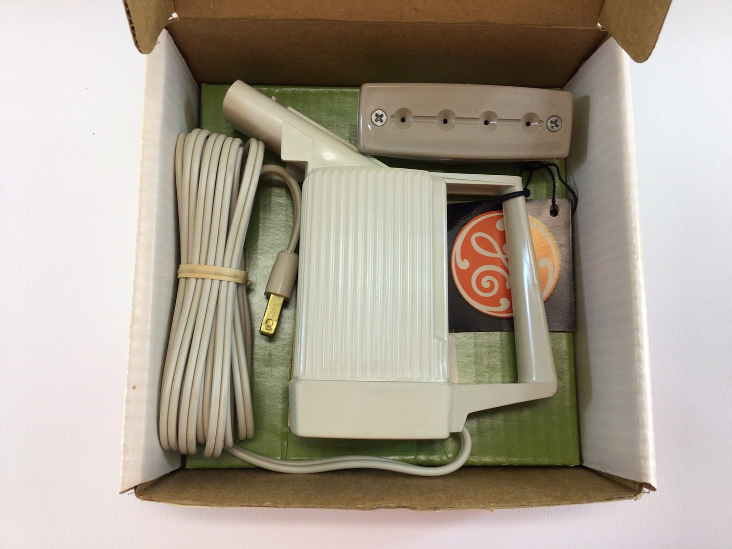 GE Wrinkle Remover Model WR-1 Vintage Travel Clothes Steamer